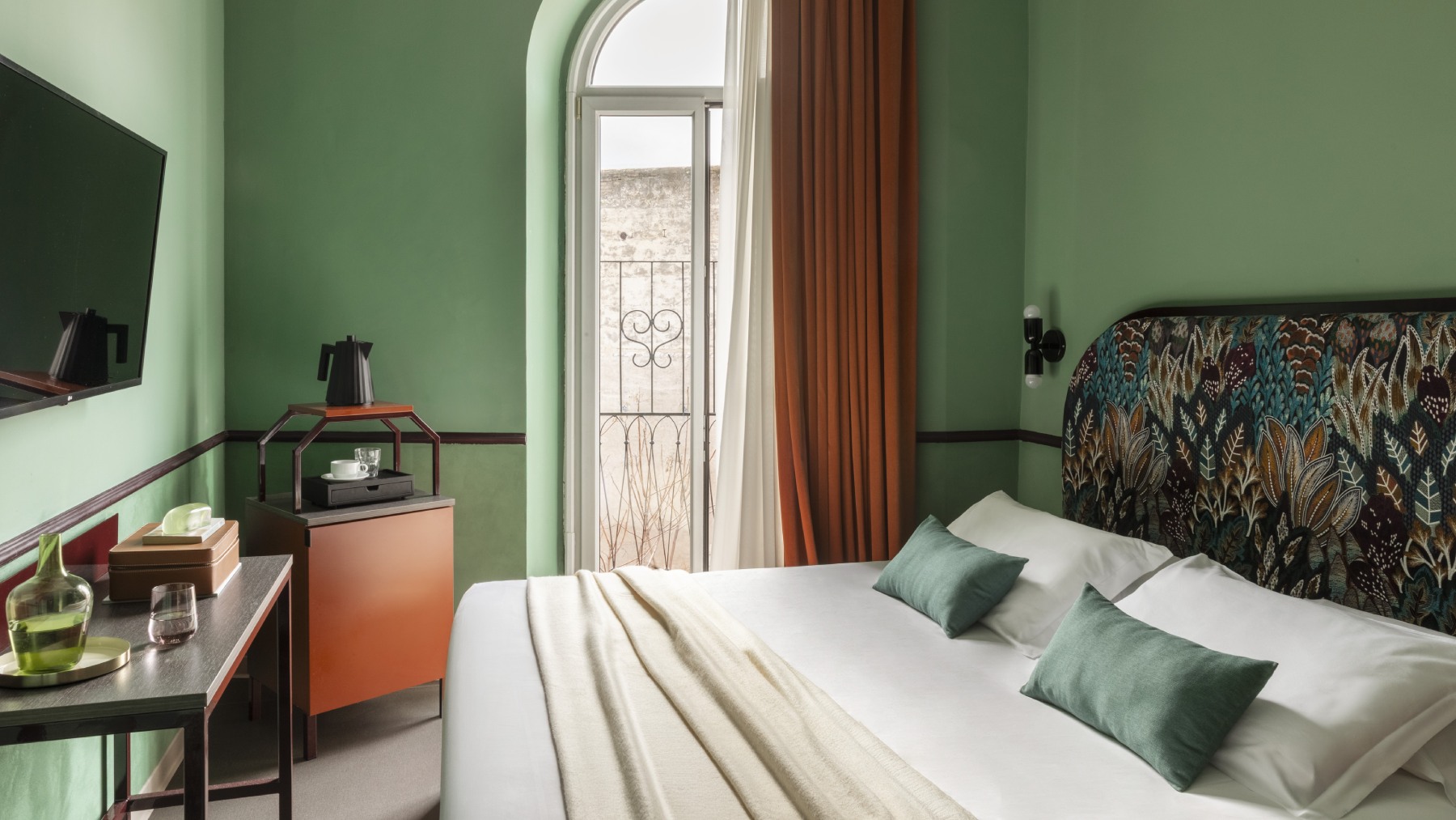 Reception with multilingual staff - Barberini Retreat Boutique Hotel, BZAR hotels Rome